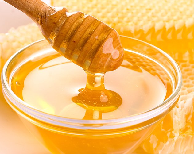 العسل لترطيب وتنعيم الشعر