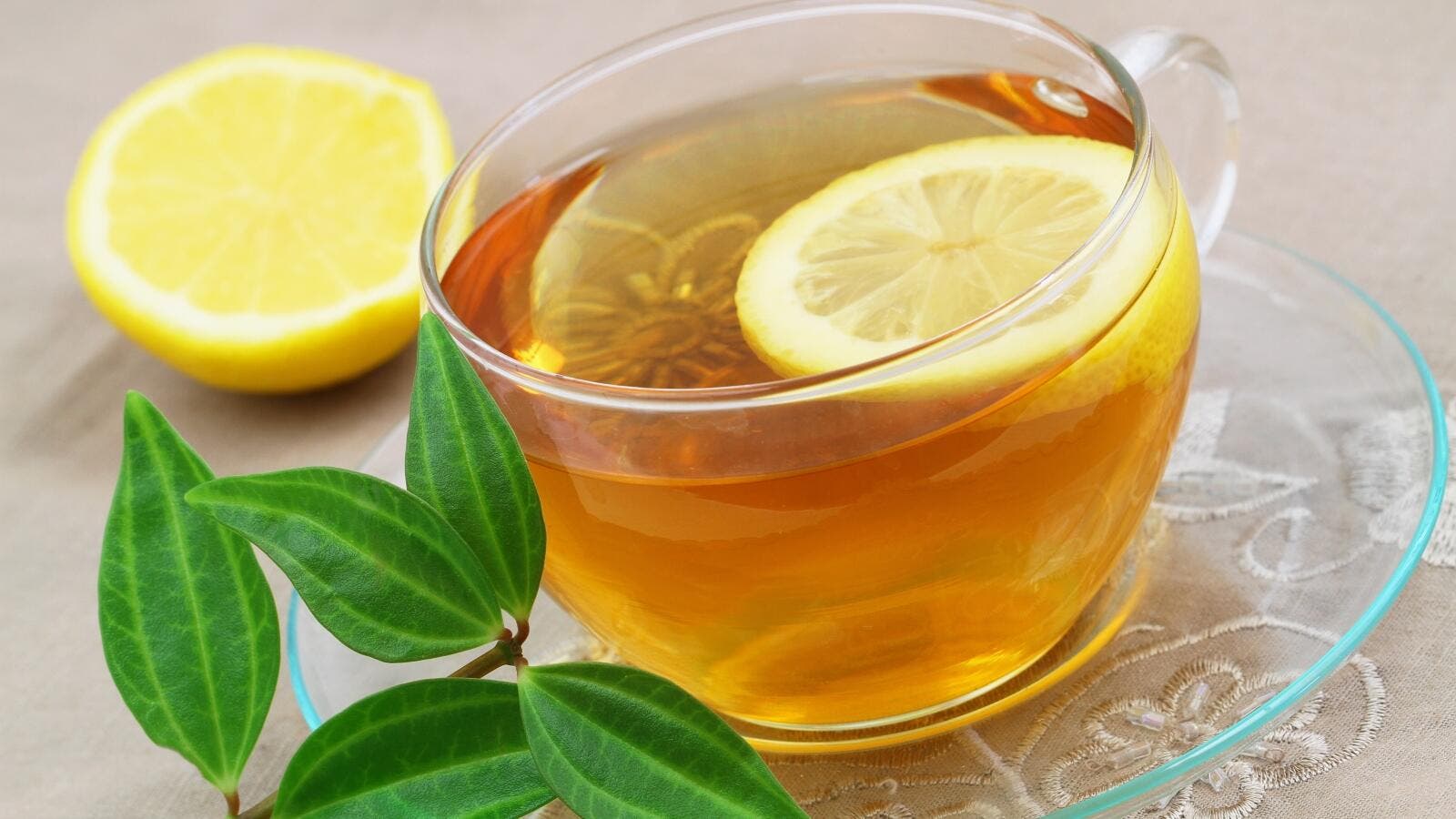 Чай с лимонной кислотой. Чай с лимоном. Лимон с чаем. Зеленый чай. Зеленый чай с лимоном.