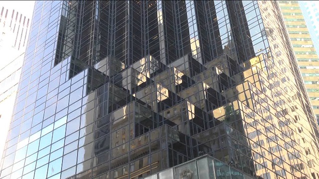 شقة في برج ترامب بـ نيويورك ذكرت صحيفة نيويورك بوست في عام 2015 أن كريستيانو رونالدو اشترى شقة في الطابق العلوي في الجادة الخامسة في برج ترامب.  ورد في وصف من موقع مؤسسة ترامب على الويب ما يلي: "تتكون الوحدات السكنية من الطوابق من 30 إلى 68 وتعتبر واحدة من أفضل المساكن الفاخرة في العالم ، وتخدم الشخصيات العامة والرياضيين والمشاهير وغيرهم من الأثرياء المحنكين." وتتمتع شقة رونالدو في نيويورك بإطلالة جيدة على مبنى إمباير ستيت ونهر هدسون وسنترال بارك، وكانت مملوكة سابقًا من رجل الأعمال الإيطالي أليساندرو بروتو.