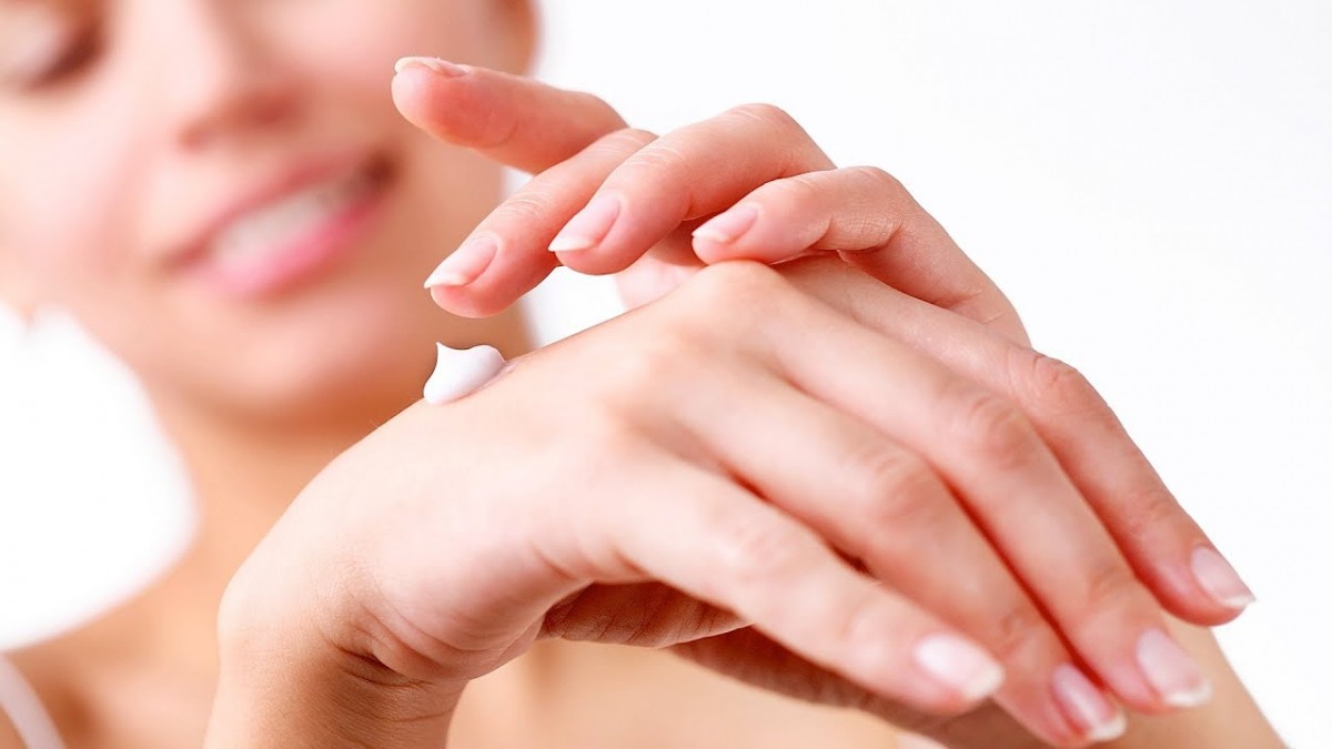 علاجات منزلية لتفتيح بشرة اليدين والقدمين