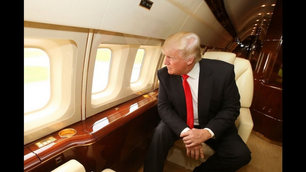 دونالد ترامب في  طائرته الخاصة