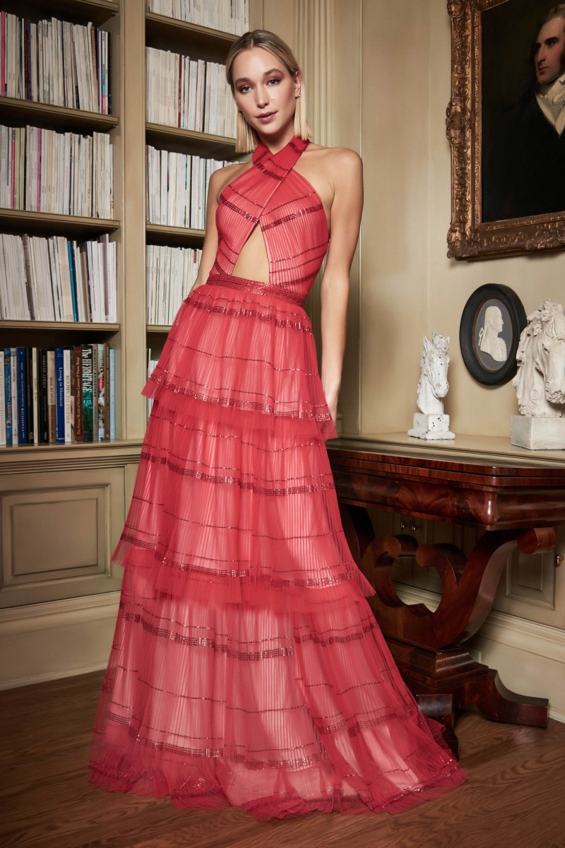 أزياء وفساتين باللون الأحمر من مجموعات أزياء ريزورت 2020