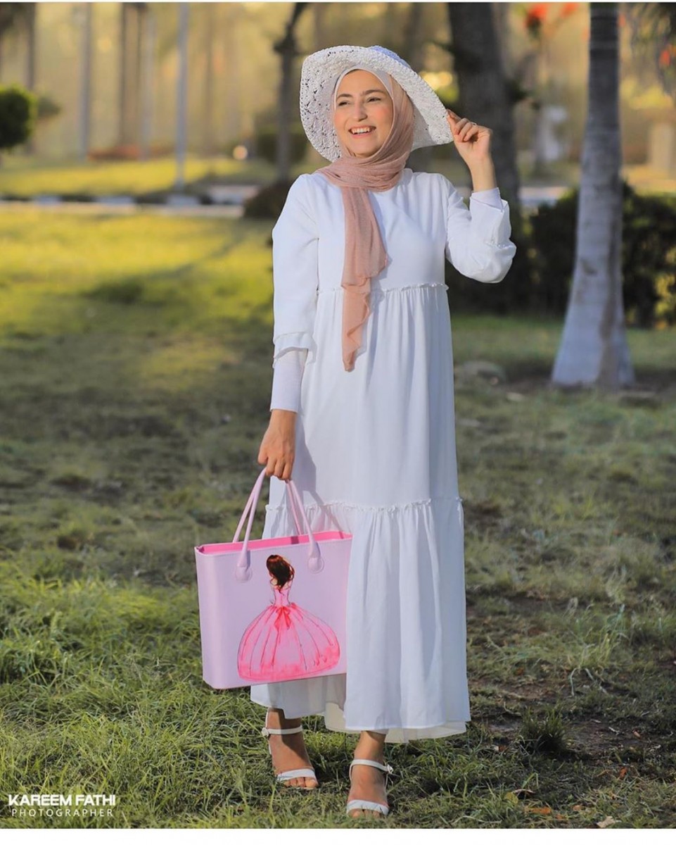طرق مختلفة لتنسيق الفستان الأبيض مع الحجاب