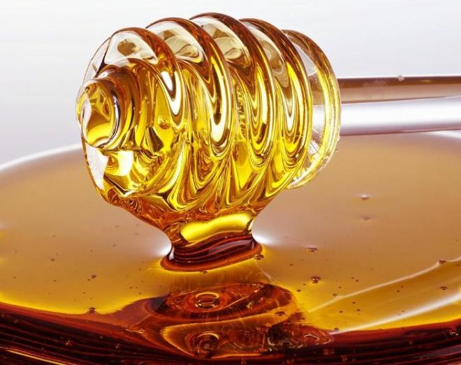 العسل لتنعيم وتكثيف شعر الطفل