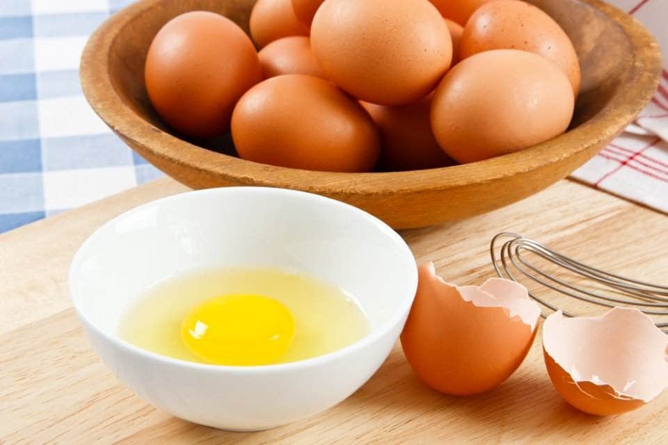 البيض لتنعيم الشعر وعلاج للشعر المصبوغ