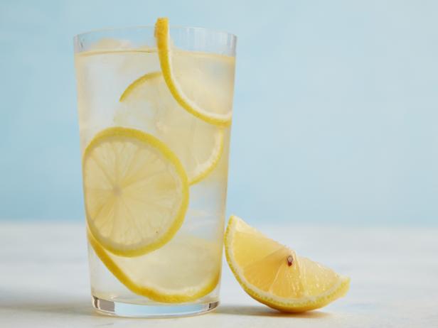 الآثار الجانبية لتناول ماء الليمون