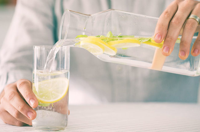 الآثار الجانبية لتناول ماء الليمون