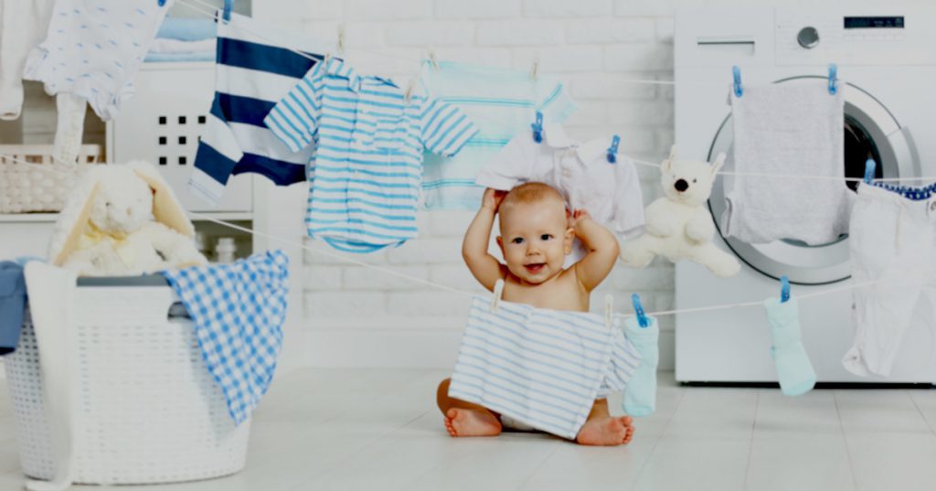تنظيف ملابس الأطفال حديثي الولادة