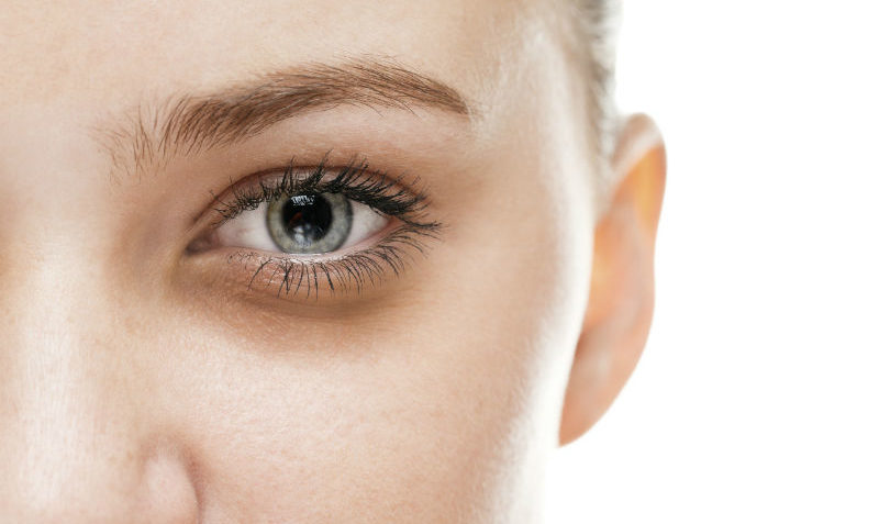 علاج الهالات السوداء تحت العينين بمكونات طبيعية بسيطة
