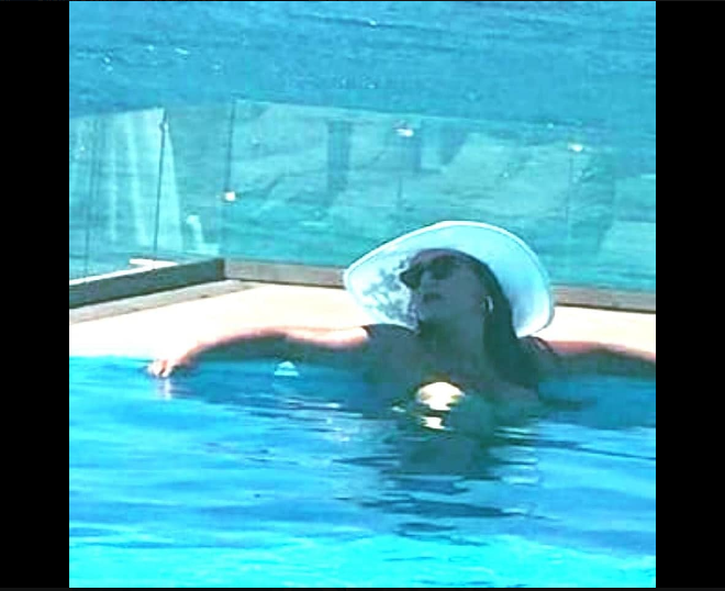 رانيا يوسف بحمام السباحة 
