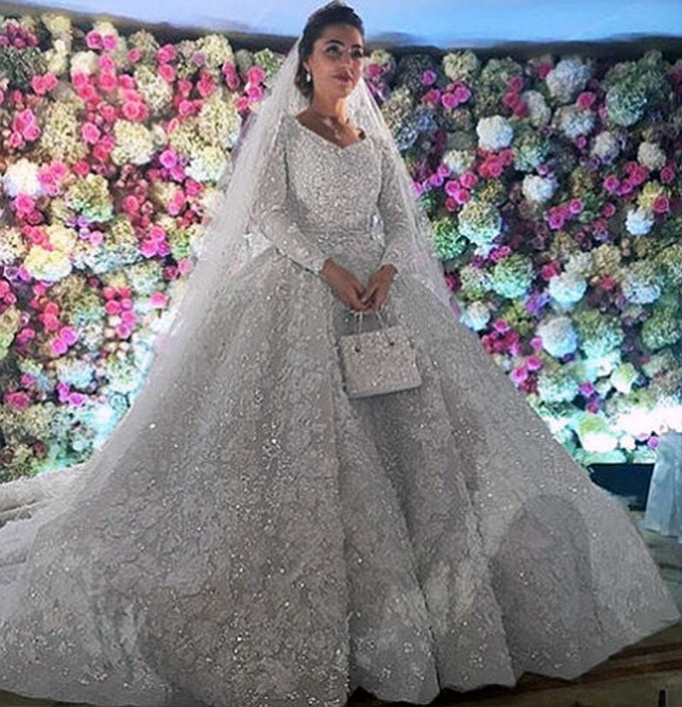 فستان زفاف خديجة اوزهاخوفس