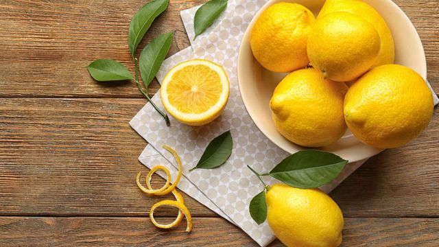 الليمون للتخلص من البقع وتبيض الوجه