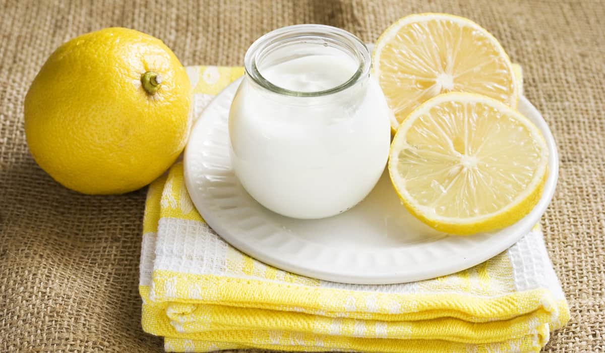 عصير الليمون والنشا لتبيض الجسم