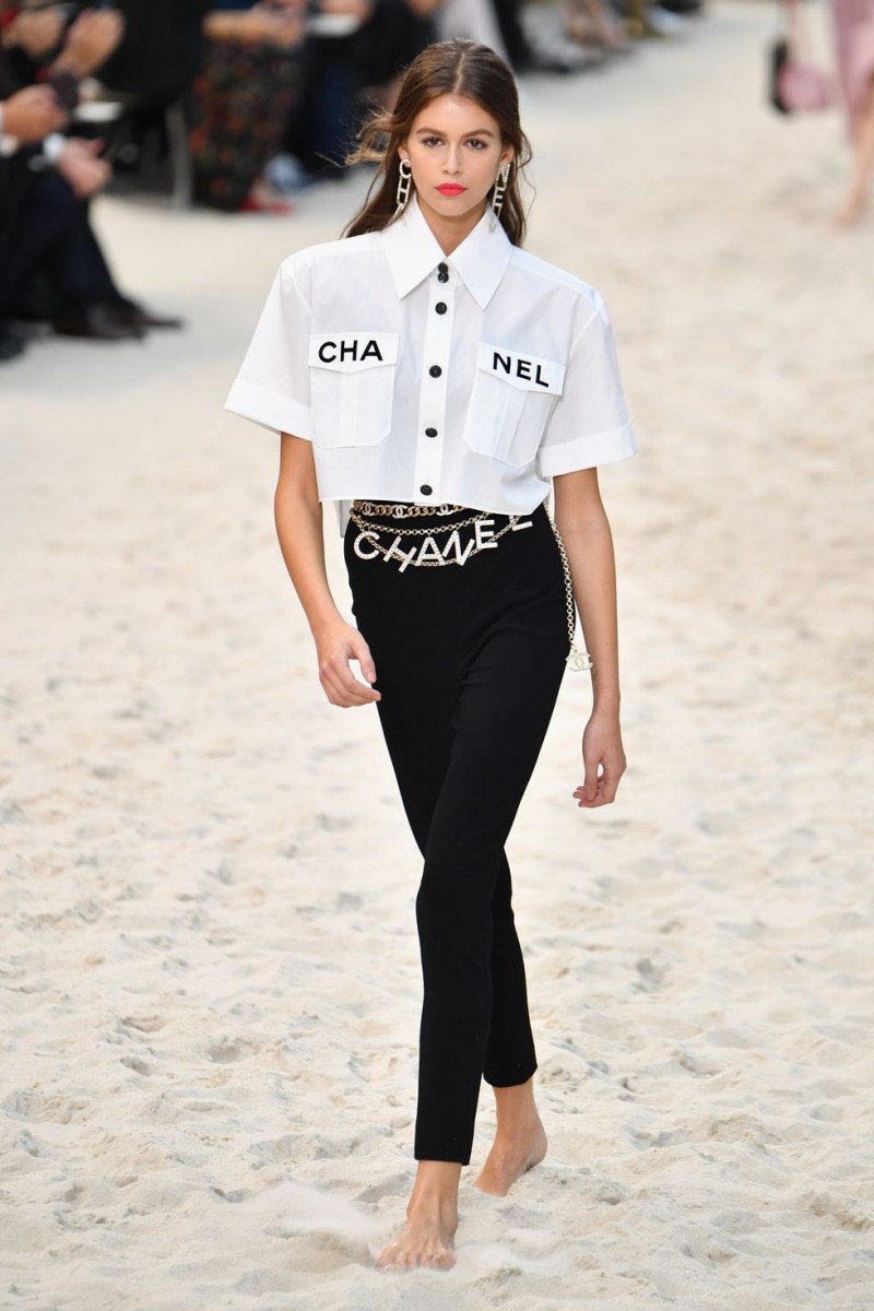 kaia-gerber-walks-the-runway-during-the-chanel-show-as-part-news-photo-1584534386