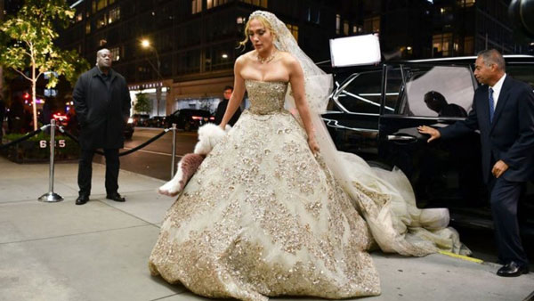 فستان زفاف جينيفر لوبيز من توقيع زهير مراد