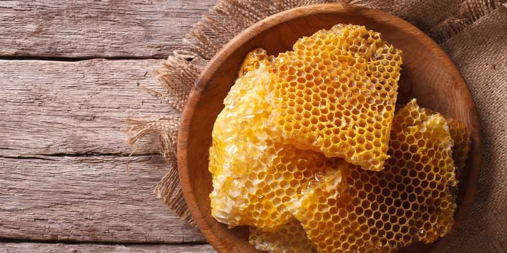 كريم شمع العسل وزبدة الشيا لتنظيف البشرة وتوحيد لونها