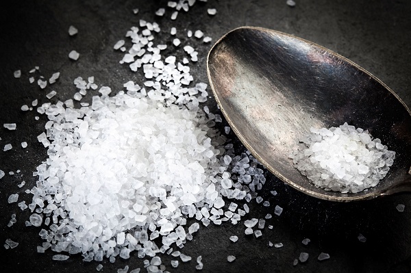 كيفية استخدام الملح لعلاج قشرة الشعر