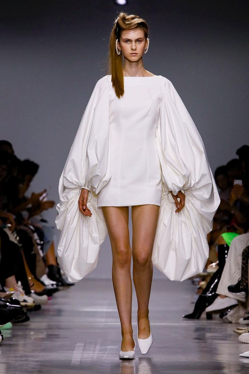 ملابس باللون الأبيض ترسم موضة ربيع 2020 في أسبوع ميلانو